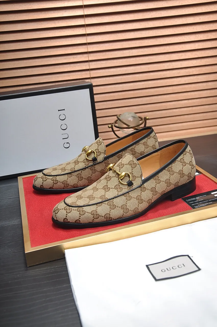 Men's shoes💰500💶Italy's top luxury men's shoe giant (GUCCI) (Gucci) (full cowhide lining) new arrival🍃Original European style🔰 Pleasant to the eye😍In order to make the shoes more durable and non-deformable🌀The production continues to follow traditional methods but there is still no lack of innovation💪Choose original sheepskin for the leather♻️ Smooth and natural And extra bright ⭐Made of imported cowhide, the first choice of rich people 38-45 (45 customized)